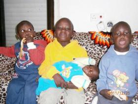 משפחת דה-בול מערד, ששניים מילדיה- נוח בן ה-3 וחצי וניאן בן ה-9 חודשים- מתו לאחר הגירוש. צילום: מורן מקמל